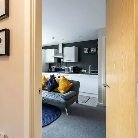 Apartment Bright 1 Bedroom Flat In Salford With Parking Available *