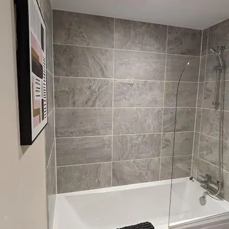 Bright 1 Bedroom Flat In Salford With Parking Available *