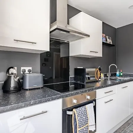 Bright 1 Bedroom Flat In Salford With Parking Available *