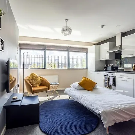 Bright 1 Bedroom Flat In Salford With Parking Available * Manchester