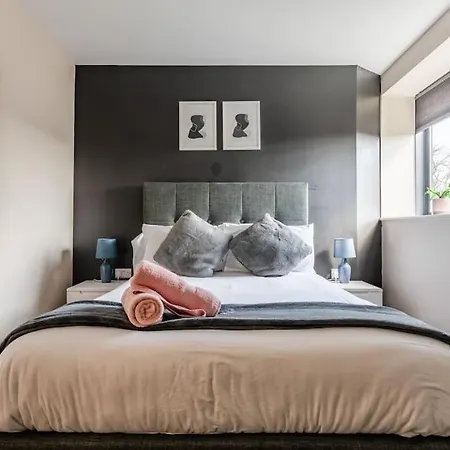 Bright 1 Bedroom Flat In Salford With Parking Available 公寓