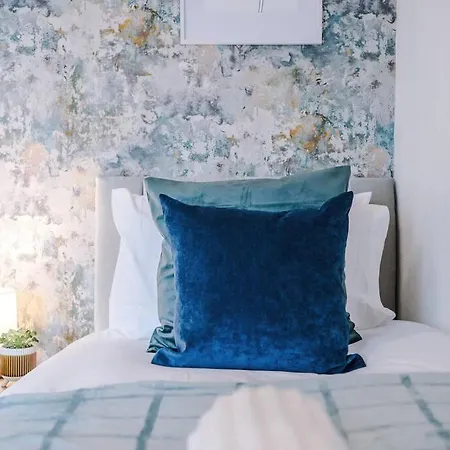 Beautiful 2 Bedroom House In Sleeps 7 With Wi-fi