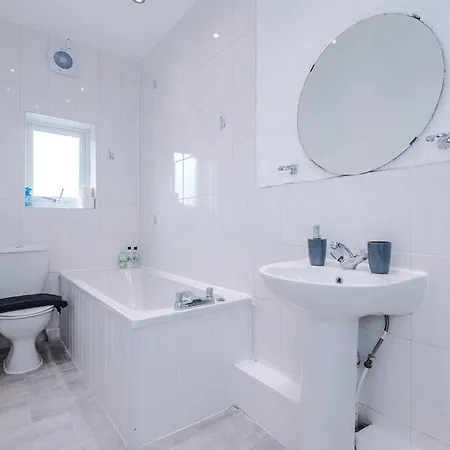 Beautiful 2 Bedroom House In Sleeps 7 With Wi-fi