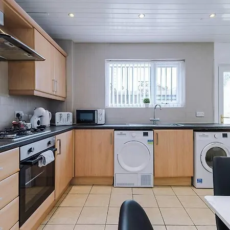 Beautiful 2 Bedroom House In Sleeps 7 With Wi-fi *