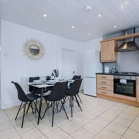Beautiful 2 Bedroom House In Sleeps 7 With Wi-fi