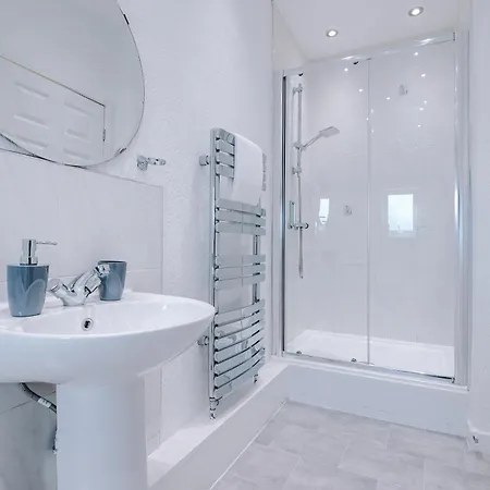 Beautiful 2 Bedroom House In Sleeps 7 With Wi-fi *