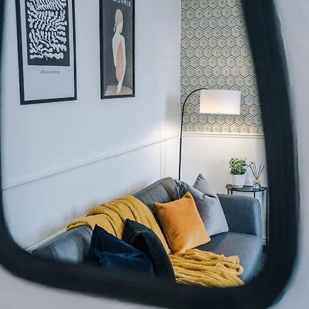 Beautiful 2 Bedroom House In Sleeps 7 With Wi-fi