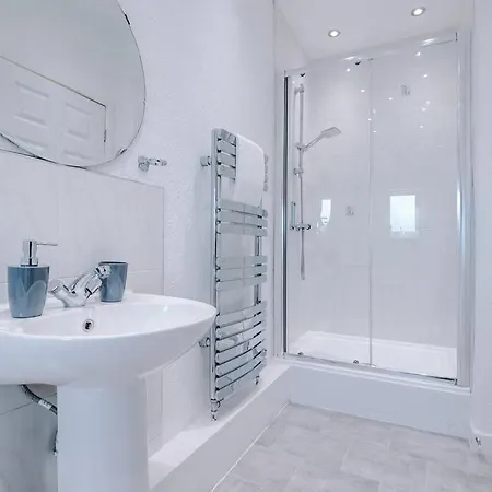 Beautiful 2 Bedroom House In Sleeps 7 With Wi-fi * Manchester