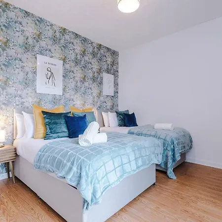 Beautiful 2 Bedroom House In Sleeps 7 With Wi-fi *