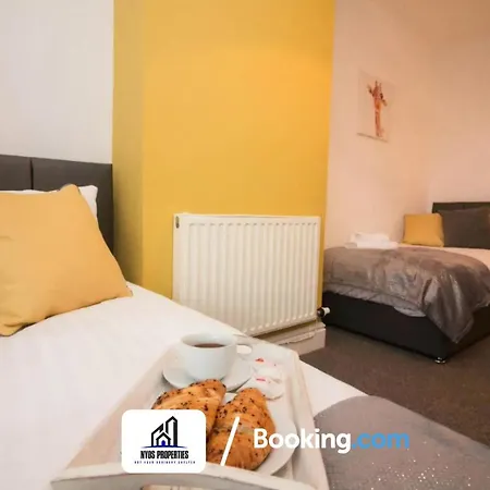 Апартаменты Modern 3 Bed Terraced House By Nyos Short Lets & Serviced With Free Wifi *