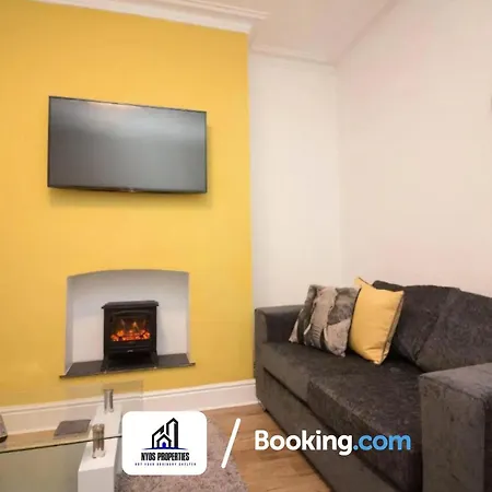 Апартаменты Modern 3 Bed Terraced House By Nyos Short Lets & Serviced With Free Wifi Манчестер