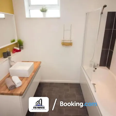 Modern 3 Bed Terraced House By Nyos Short Lets & Serviced With Free Wifi * Манчестер