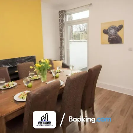 Modern 3 Bed Terraced House By Nyos Short Lets & Serviced With Free Wifi