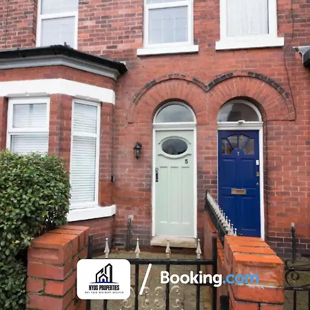 Апартаменты Modern 3 Bed Terraced House By Nyos Short Lets & Serviced With Free Wifi Манчестер