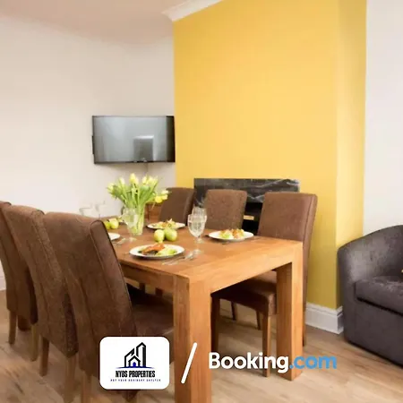 Modern 3 Bed Terraced House By Nyos Short Lets & Serviced With Free Wifi *