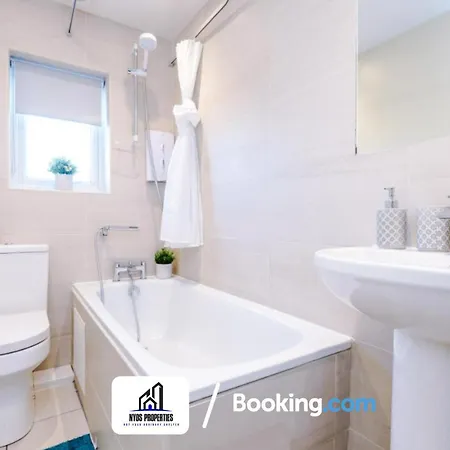 Weekly By Nyos Short Lets & Serviced With Free Parking Hotel 3*