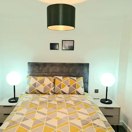 Exquisite Cosy 2-bed In Salford مانشستر