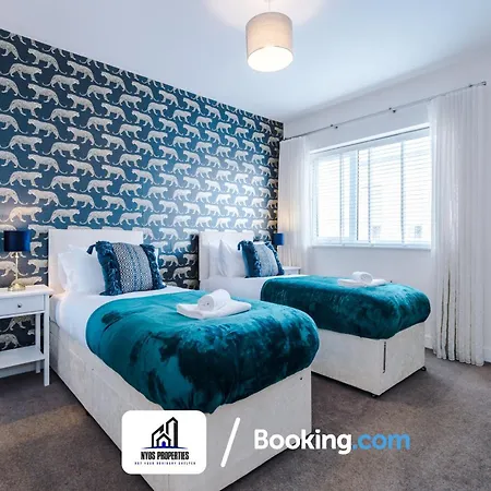 3 Bedroom House By Nyos Short Lets & Serviced With Parking Hébergement de vacances Manchester