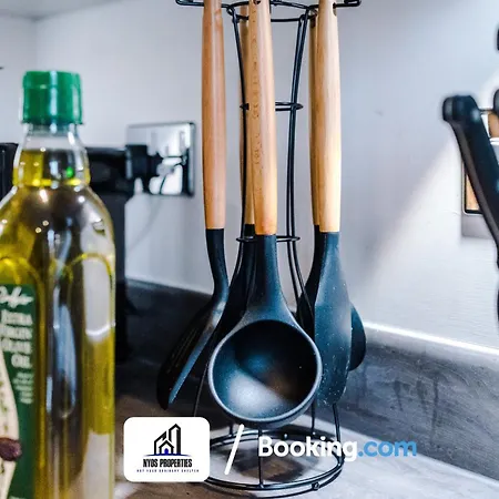 3 Bedroom House By Nyos Short Lets & Serviced With Parking * Mánchester