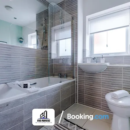 Prázdninový dům 3 Bedroom House By Nyos Short Lets & Serviced With Parking *