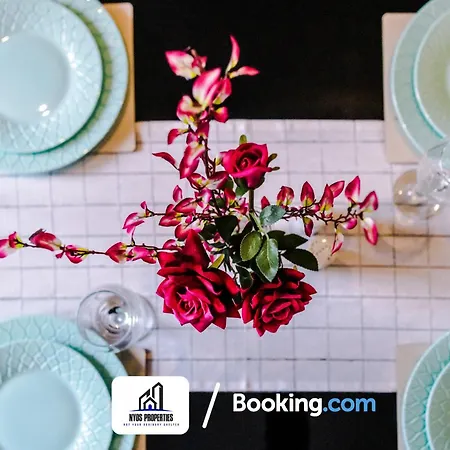 3 Bedroom House By Nyos Short Lets & Serviced With Parking *