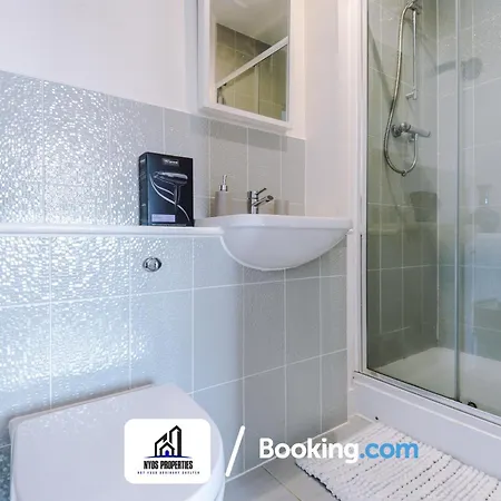 3 Bedroom House By Nyos Short Lets & Serviced With Parking Hébergement de vacances *