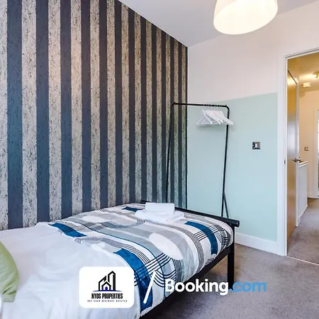 3 Bedroom House By Nyos Short Lets & Serviced With Parking Hébergement de vacances Manchester