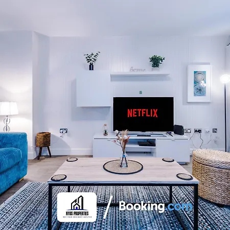 3 Bedroom House By Nyos Short Lets & Serviced With Parking Hébergement de vacances Manchester