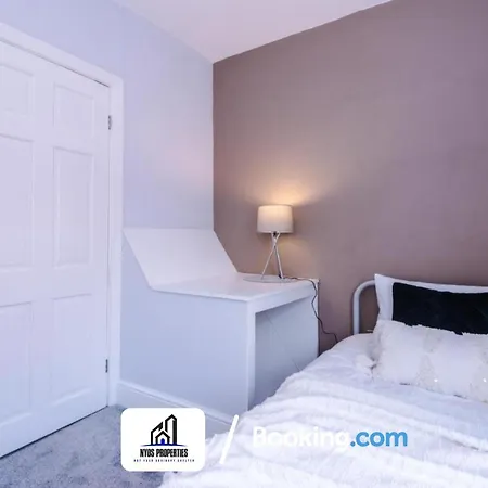 Holiday home 3 Bed House With Parking By Nyos Short Lets & Serviced
