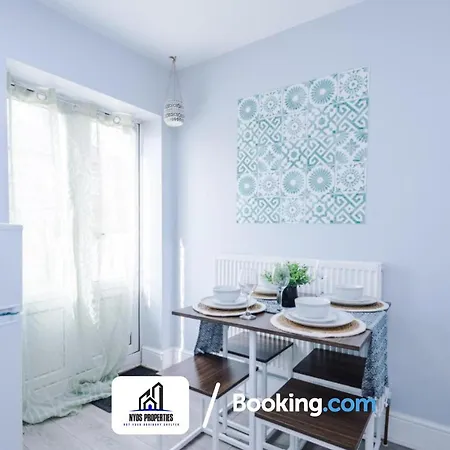 Holiday home 3 Bed House With Parking By Nyos Short Lets & Serviced