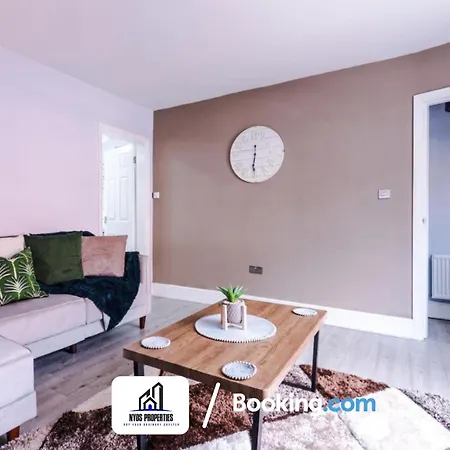 Holiday home 3 Bed House With Parking By Nyos Short Lets & Serviced *