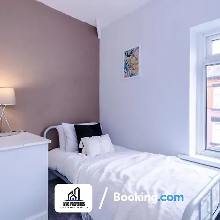 3 Bed House With Parking By Nyos Short Lets & Serviced Holiday home *