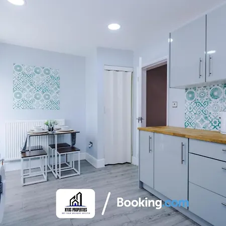 Holiday home 3 Bed House With Parking By Nyos Short Lets & Serviced