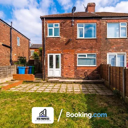 Holiday home 3 Bed House With Parking By Nyos Short Lets & Serviced *