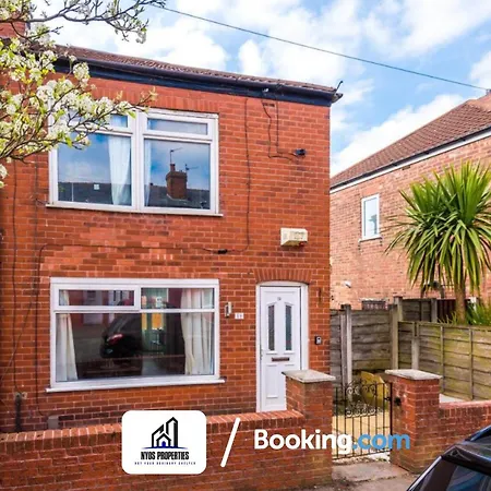 3 Bed House With Parking By Nyos Short Lets & Serviced *