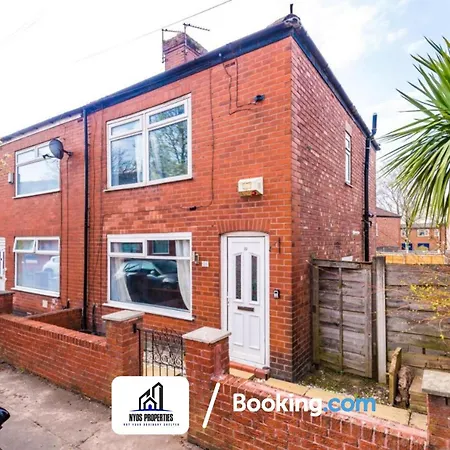 3 Bed House With Parking By Nyos Short Lets & Serviced Holiday home Manchester