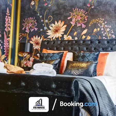 بيت للعطل 3 Bedroom By Nyos Short Lets & Serviced With Garden *