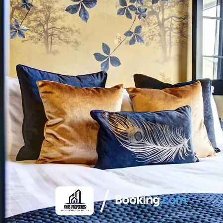 3 Bedroom By Nyos Short Lets & Serviced With Garden بيت للعطل