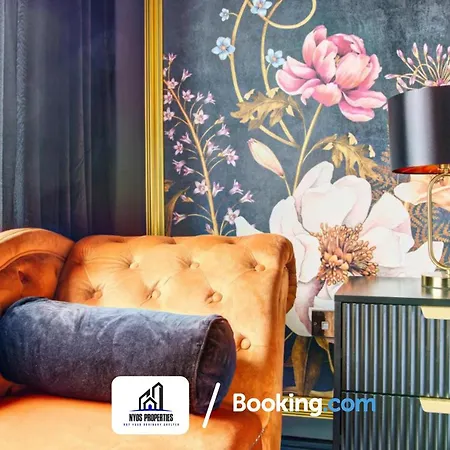 3 Bedroom By Nyos Short Lets & Serviced With Garden بيت للعطل *