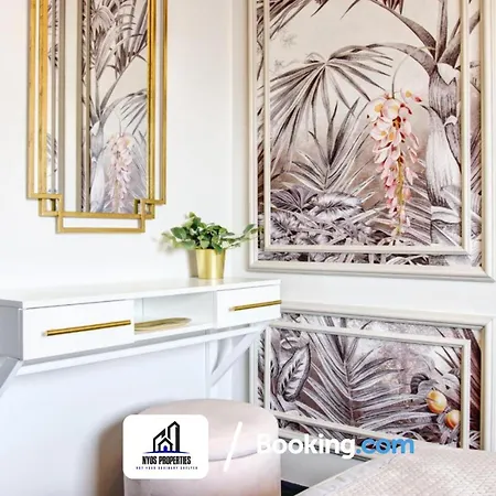 3 Bedroom By Nyos Short Lets & Serviced With Garden بيت للعطل *
