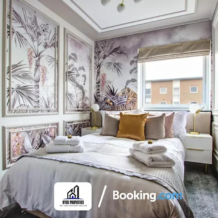 Dom wakacyjny 3 Bedroom By Nyos Short Lets & Serviced With Garden Manchester