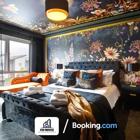 Dom wakacyjny 3 Bedroom By Nyos Short Lets & Serviced With Garden Manchester