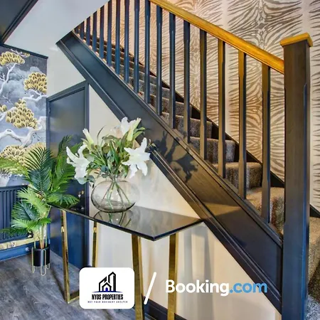 3 Bedroom By Nyos Short Lets & Serviced With Garden