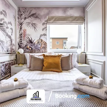 Dom wakacyjny 3 Bedroom By Nyos Short Lets & Serviced With Garden Manchester