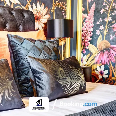 3 Bedroom By Nyos Short Lets & Serviced With Garden بيت للعطل