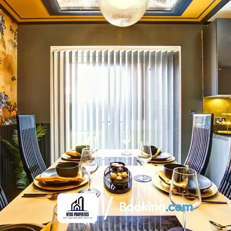 بيت للعطل 3 Bedroom By Nyos Short Lets & Serviced With Garden