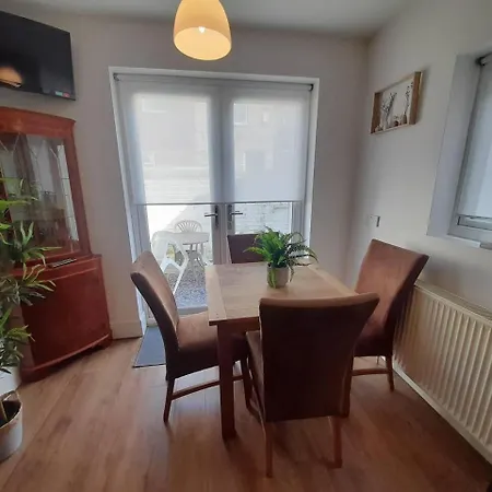 Stylish 4 Bed House - 15 Min To Centre 別荘 *
