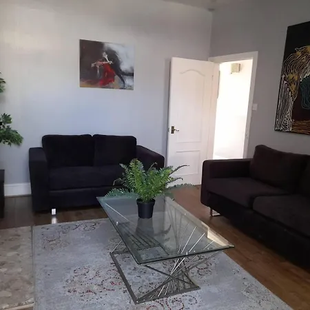 別荘 Stylish 4 Bed House - 15 Min To Centre *