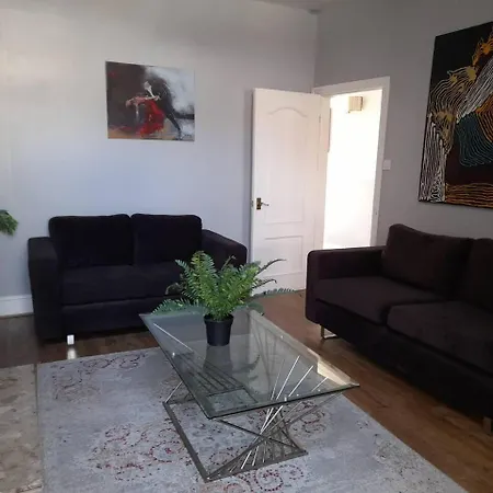 Stylish 4 Bed House - 15 Min To Centre Vakantiehuis