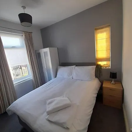 Stylish 4 Bed House - 15 Min To Centre Prázdninový dům